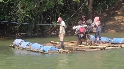 Warga Lampung Bertaruh Nyawa Seberangi Muara Sungai