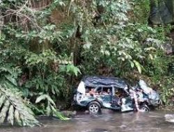 Mobil Randurlap Brimob Masuk Jurang di Lampung